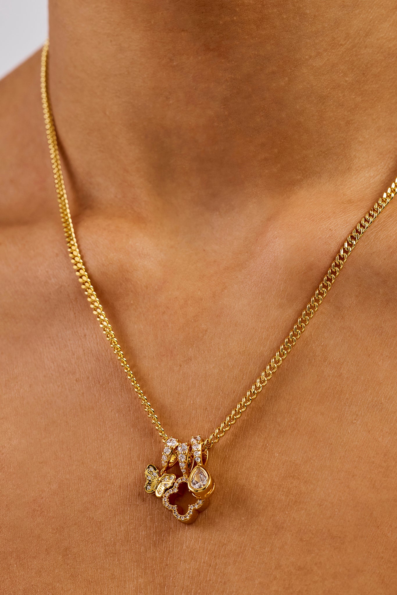 Dreireihige Halskette mit Schmetterlingsmotiv – 10 mm – Gold